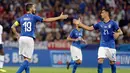 Bek Italia, Leonardo Bonucci (kiri) berselebrasi usai mencetak gol ke gawang Prancis pada pertandingan persahabatan di stadion Allianz Riviera di Nice, Prancis selatan (1/6). Prancis menang telak 3-1 atas Italia. (AP Photo / Claude Paris)
