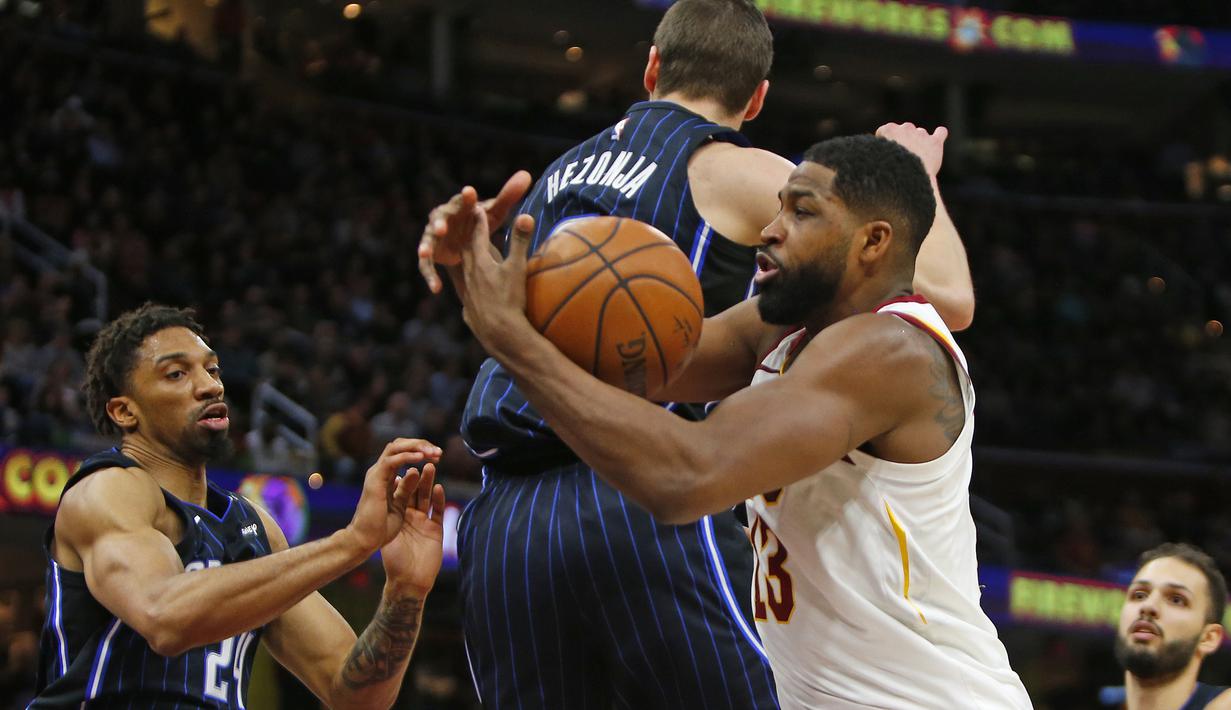 Pemain Cleveland Cavaliers, Tristan Thompson (kanan) berusaha melewati duap pemain Orlando Magic pada lanjutan NBA basketball game di Quicken Loans Arena, (18/1/2018). Cavaliers menang 104-103. (Justin K. Aller/Getty Images/AFP)