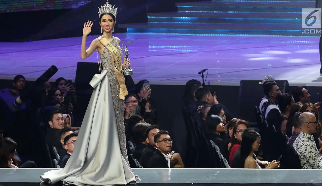 Finalis Nadia Purwoko dari Bengkulu melambaikan tangan saat terpilih sebagai Miss Grand Indonesia 2018 di JCC Jakarta, Sabtu (21/7). Nadia Purwoko berhak atas Mahkota The Heart of Indonesia senila Rp 3 miliar. (Liputan6.com/Angga Yuniar)