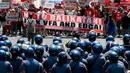 Polisi anti huru hara berjaga di depan demonstran yang berusaha mendekat ke Kedutaan Besar AS di Manila, Filipina (17/5). Mereka melakukan aksinya untuk memprotes latihan militer Filipina-AS yang sedang berlangsung.  (AP Photo/Bullit Marquez)