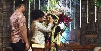 Pengantin Pria Sakit, Wanita Ini Tegar Bediri Sendiri di Pelaminan, Mengharukan