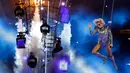 Aksi penyanyi Lady Gaga saat menghibur penonton disela pertandingan NFL Super Bowl 51 football game antara tim Atlanta Falcons melawan New England Patriots, di Houston, AS, (5/2). (AP Photo/Patrick Semansky)