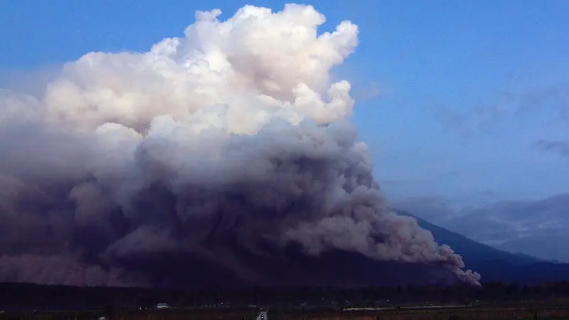 Gunung Semeru Erupsi, Muntahkan Material Vulkanik Setinggi 1.500 Meter