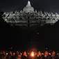 Biksu saat memimpin doa sebelum pelepasan lampion sebagai tanda puncak perayaan Tri Suci Waisak 2566 BE/2022 di Candi Borobudur, Magelang, Jawa Tegah, Senin (16/05/2022) malam. Sebanyak 2022 lampion diterbangkan oleh biksu, umat Buddha serta wisatawan sebagai simbol harapan dan perdamaian untuk dunia. (merdeka.com/Iqbal S.Nugroho)