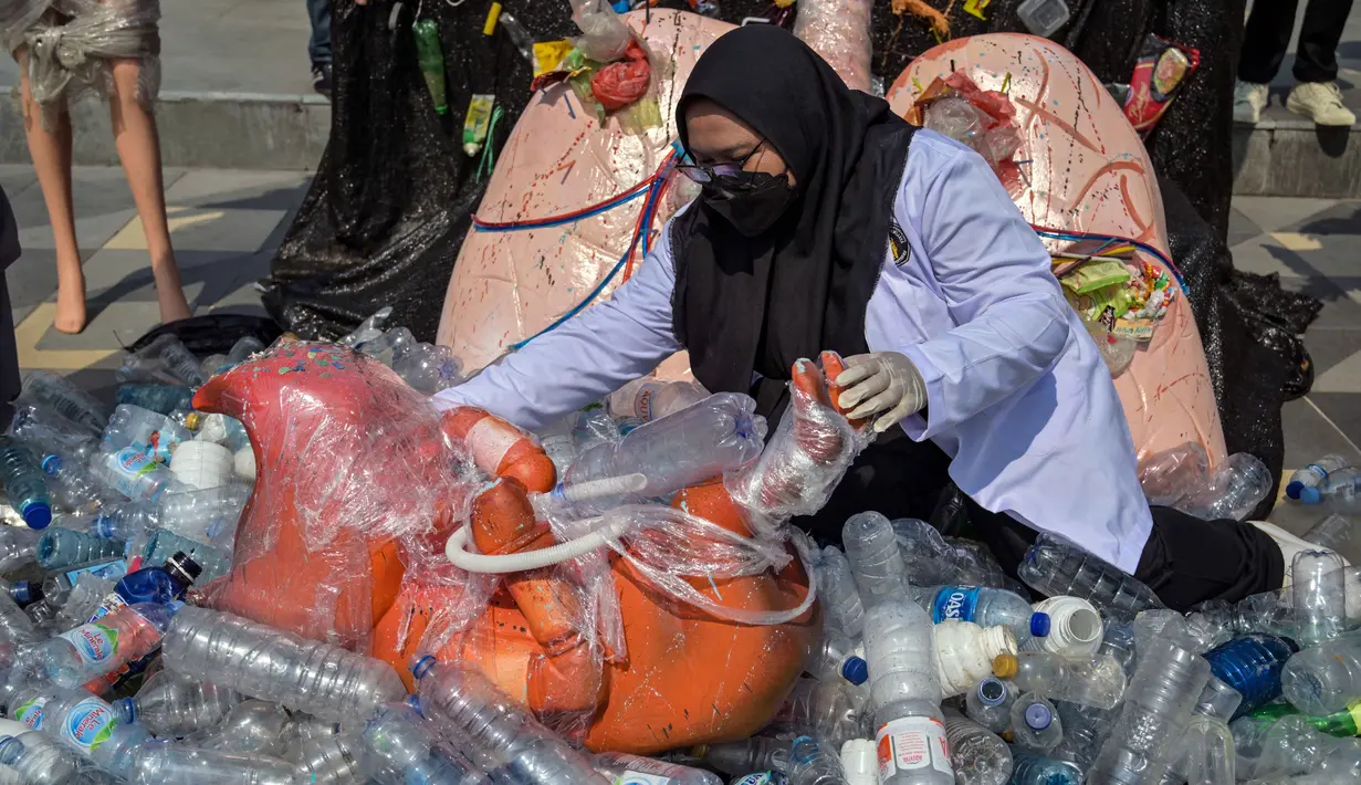 Polusi sampah plastik juga mengancam kesehatan manusia, seperti memicu gangguan sistem hormonal yang menyebabkan menstruasi dini hingga menopause lebih cepat, hingga penyakit ginjal dan kanker. (Juni KRISWANTO/AFP)