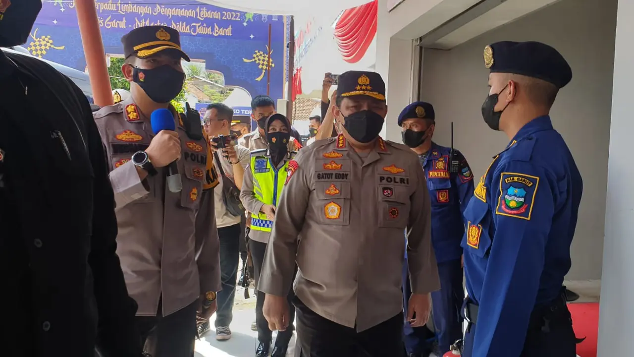 Wakapolri Komjen Pol Gatot Eddy Pramono dalam pengecekan kesiapan petugas dalam pengamanan mudik lebaran 2022 di pos terpadu Limbangan, Garut. (Liputan6.com/Jayadi Supriadin)