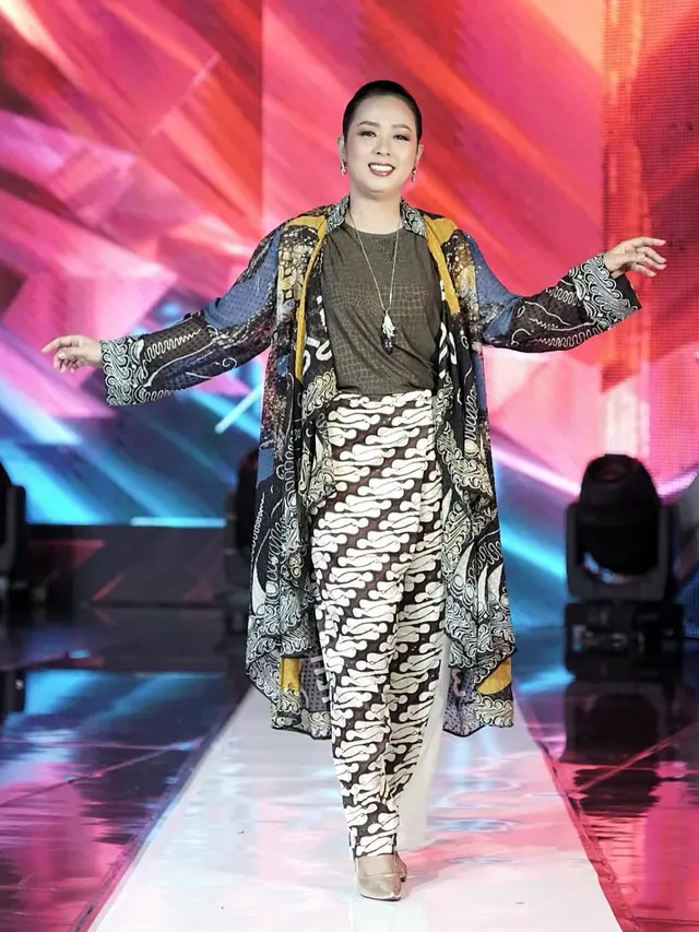 6 Outfit Batik Ala Soimah yang Cocok untuk ke Kantor, Tampil Elegan dan Profesional
