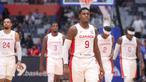 Reaksi kecewa pebasket Kanada, RJ Barrett (tengah) dan rekan-rekannya setelah kalah dari Brasil pada laga Grup L Piala Dunia FIBA 2023 melawan Brasil di Indonesia Arena, Senayan, Jakarta, Jumat (01/09/2023). Kanada kalah dengan skor 65-69. (Bola.com/Bagaskara Lazuardi)
