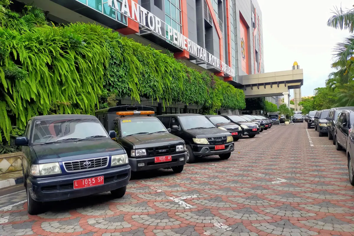 Mobil dinas ASN Surabaya dilarang dipakai mudik. (Dian Kurniawan/Liputan6.com).