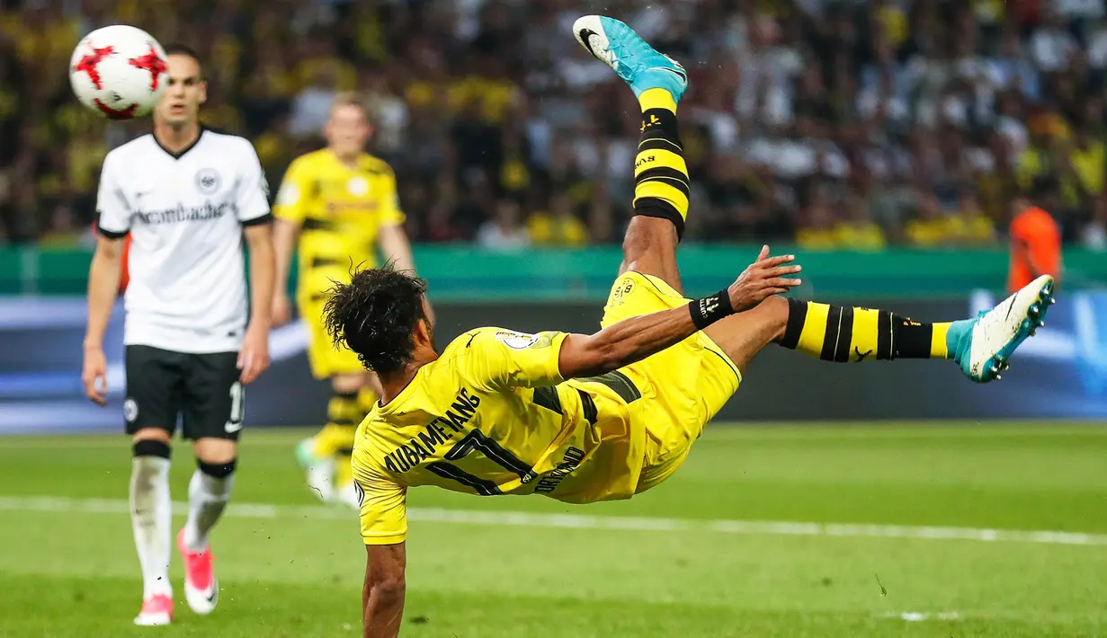 Striker Dortmund, Pierre-Emerick Aubameyang, berusaha membobol gawang Frankfurt pada laga final DFB Pokal di Stadion Olympic, Berlin, Sabtu (27/5/2017). Dortmund menang 2-1 atas Frankfurt. (EPA/Friedemann Vogel)