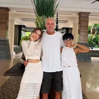 Cinta Laura memilih merayakan Idulfitri bersama kedua orangtua di Bali. Mereka pun tampil serba putih dengan outfitnya. [@claurakiehl]