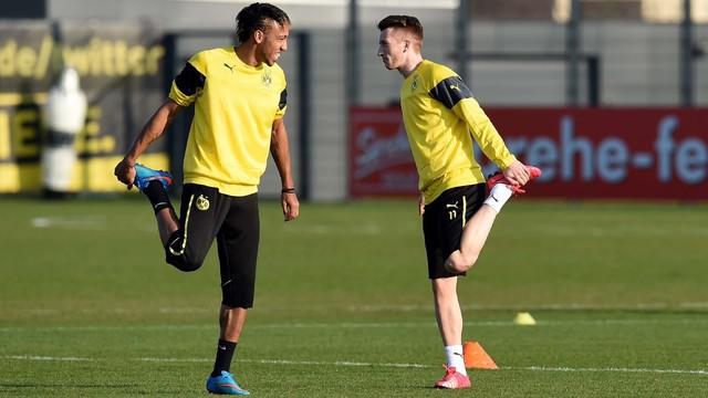 Marco Reus dan Pierre-Emerick Aubameyang, gelandang dan striker Borussia Dortmund melakukan latihan di sisi lapangan sambil menari bagaikan penari balet.