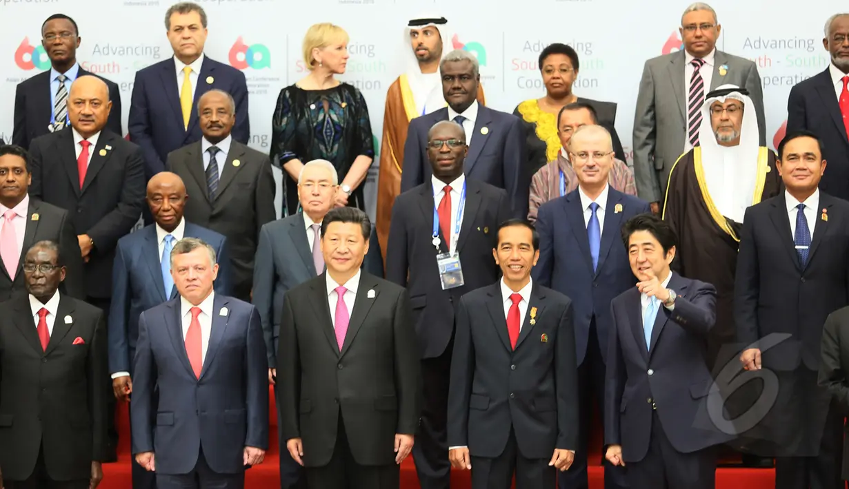 Presiden Indonesia Joko Widodo (baris depan - keempat kiri), Presiden Cina Xi Jinping (ketiga dari kiri), dan Perdana Menteri Jepang Shinzo Abe (mengangkat tangan) berfoto saat KTT Asia Afrika di JCC, Jakarta , (22/4/2015). (Liputan6.com/Herman Zakharia)