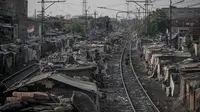 Kampung kumuh terlihat di sepanjang jalur kereta api di kawasan Senen, Jakarta, (26/9/14). (Liputan6.com/Faizal Fanani)