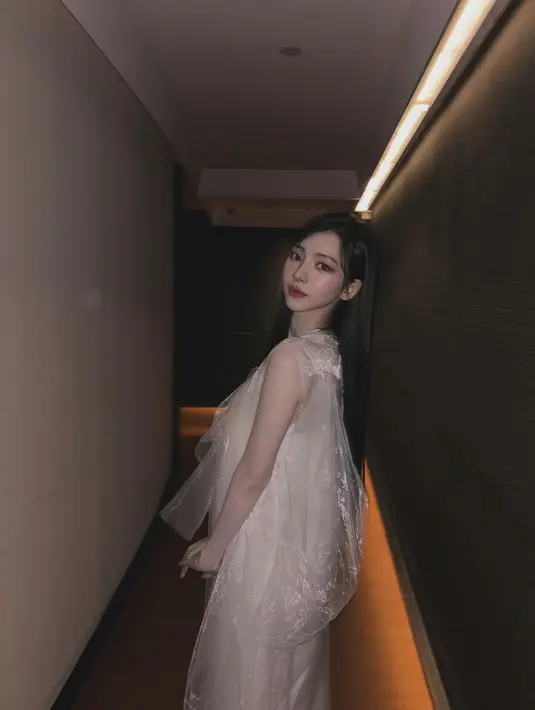 Bahkan di tengah minimnya cahaya pun kulit Karina aespa masih bersinar terang. Dia memang disebut-sebut sebagai salah satu K-Pop idol yang memiliki kulit sehat. (Foto: Instagram/ katarinabluu)