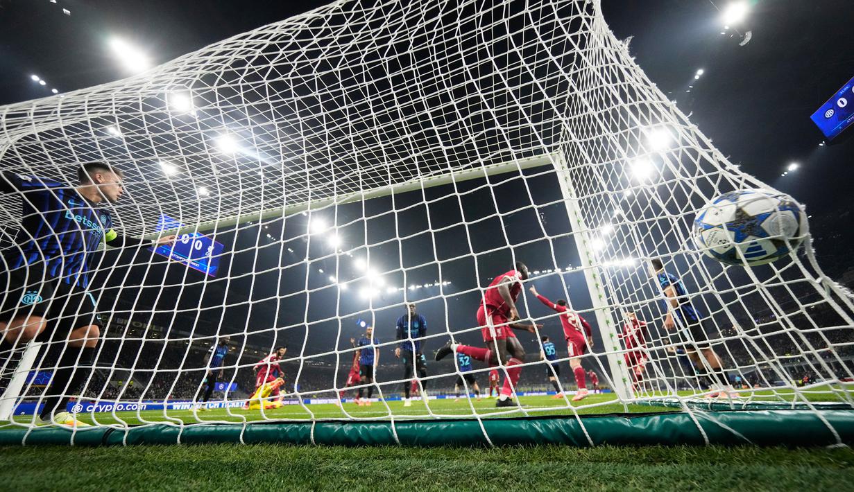 Pada babak pertama, Liverpool sempat mencetak gol melalui Ibrahima Konate namun sayang harus dianulir oleh VAR karena handball. (AP Photo/Luca Bruno)