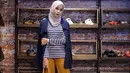 Paduan celana kullot berwarna kuning, Zaskia memadukan dengan kaos stripped long-tshirt dan outer berwarna biru. Hijab Abu-abu berbentuk segi empat pun dipilih untuk melengkapi penampilannya. (Instagram/zaskiadyamecca)