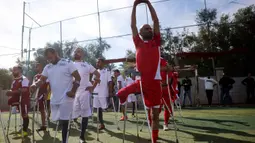 Tujuan utama turnamen ini adalah untuk menumbuhkan rasa kebersamaan dan mempromosikan manfaat olahraga bagi para penyandang disabilitas di wilayah tersebut. Tampak dalam foto, para penyandang disabilitas amputasi Palestina bersiap untuk berpartisipasi dalam pertandingan sepak bola sebagai bagian dari ‘Hope Tournament’ atau Turnamen Harapan yang diselenggarakan oleh Asosiasi Deniz Feneri dan Asosiasi Sepak Bola Penyandang Disabilitas Palestina di Deir al-Balah, Jalur Gaza Tengah, pada 17 November 2025. (Bashar Taleb/AFP)