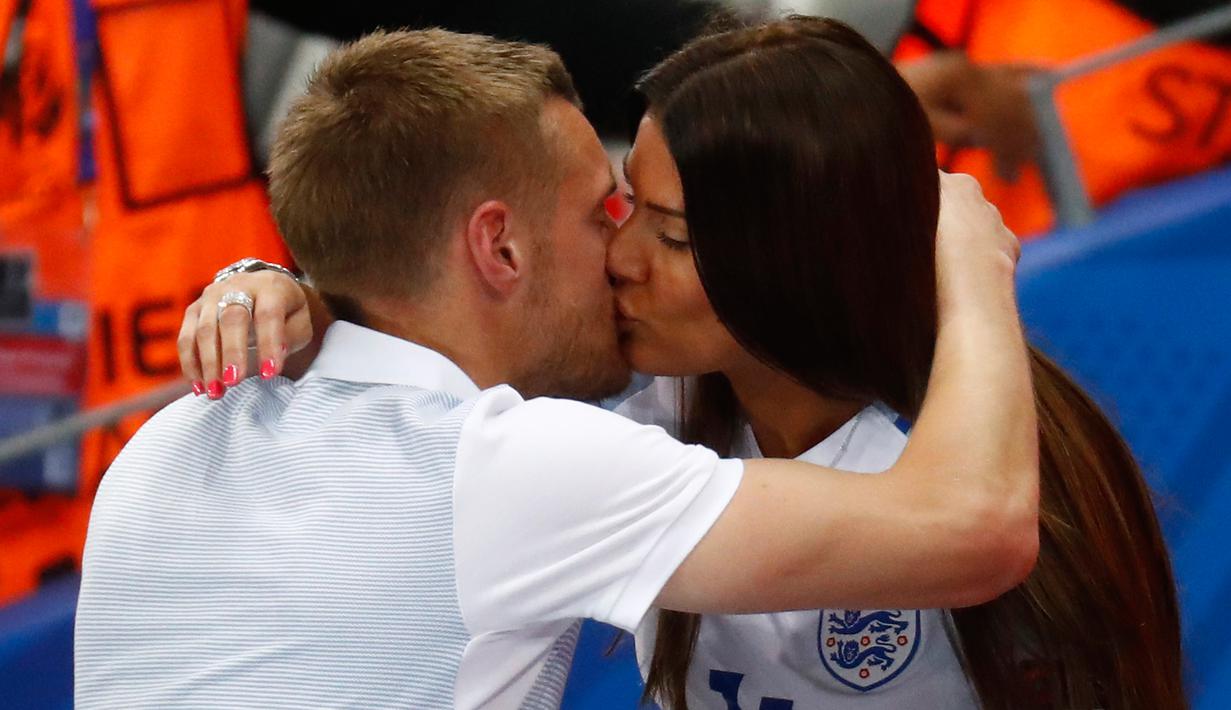 Penyerang Inggris, Jamie Vardy dicium mesra oleh sang istri, Ribka Vardy usai laga babak 16 besar Piala Eropa 2016 antara Inggris vs Islandia, di Stade de Nice, Selasa (28/6) dinihari. Inggris menyerah 1-2 dari Islandia. (REUTERS/Kai Pfaffenbach Livepic)