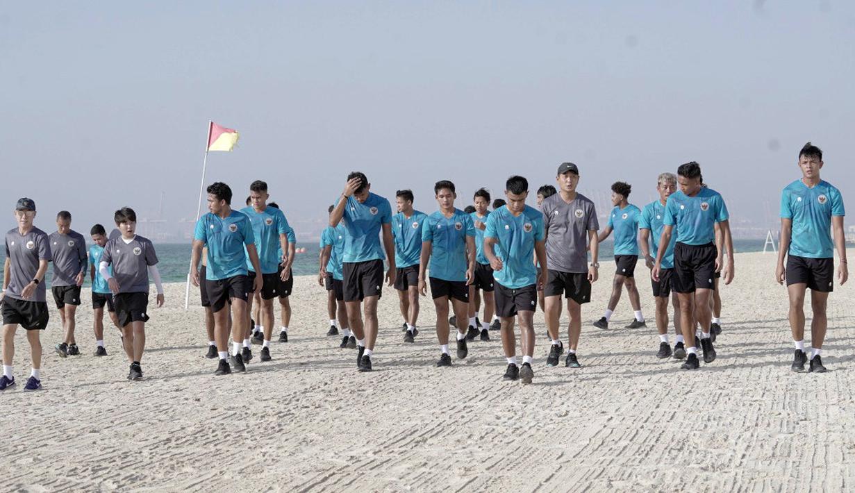 Pemain Timnas Indonesia melakukan latihan dengan pemanasan dan senam ringan di tepi pantai guna melemaskan kembali otot-otot mereka yang kaku usai tiba di Dubai. (Foto: Dokumentasi PSSI)