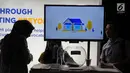 Pengunjung mengunjungi salah satu stan pameran ivent Mekari di Jakarta, Kamis (25/4). Bank Mandiri berharap dapat memperkuat kapasitas UKM dalam mengembangkan bisnis melalui pemanfaatan teknologi digital. (Liputan6.com/Angga Yuniar)