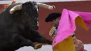 Matador Spanyol, Rafaelillo bertarung melawan banteng di Plumacon Arena di Mont de Marsan selama Festival La Madeleine, Prancis pada 23 Juli 2016. (AFP PHOTO / Gaizka IROZ)