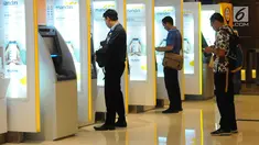 Nasabah melakukan transaksi di ATM Mandiri, Jakarta, Senin (29/4/2019). PT Bank Mandiri Tbk membukukan laba bersih Rp 7,2 Triliun pada Kuartal I 2019. (Liputan6.com/Angga Yuniar)