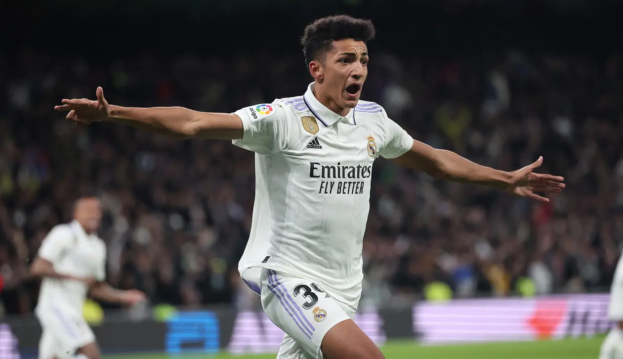 Selebrasi striker Real Madrid, Alvaro Rodriguez setelah menjebol gawang Atletico Madrid pada laga Liga Spanyol 2022/2023 di Santiago Bernabeu Stadium, Madrid (25/2/2023). Alvaro Rodriguez yang masih jadi bagian Real Madrid Castilla sejak dipromosikan dari Real Madrid U-17 pada awal musim 2021/2022 telah dipercaya memebela tim senior Real Madrid dalam 4 laga di La Liga musim ini. Bersama Timnas Uruguay U-20 ia telah mengoleksi 8 caps dengan torehan 5 gol dan 1 assist sejak melakukan debut pada 12 Januari 2023. (AFP/Pierre-Philippe Marcou)