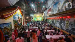 Kegiatan santunan dan buka puasa bersama yang diselenggarakan pengurus Vihara Dhanagun bersama Badan Sosial Lintas Agama (Basolia) dan Bogor Sahabat (Bobats). (merdeka.com/Arie Basuki)