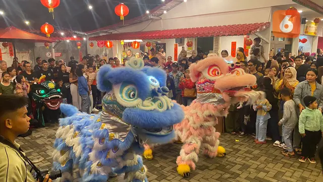 Pertunjukan barongsai Gie Say di kawasan Odeon Kota Sukabumi dalam perayaan Imlek 2025 (Liputan6.com/Fira Syahrin).