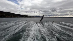 Kapal layar Robertissima III dari Italia bersaing pada lomba Barcolana di Pelabuhan Trieste, Italia, Minggu, (13/10). Barcolana merupakan salah satu perlombaan kapal layar tahunan terbesar di dunia yang dimulai sejak 1969. (REUTERS/Stefano Rellandini)