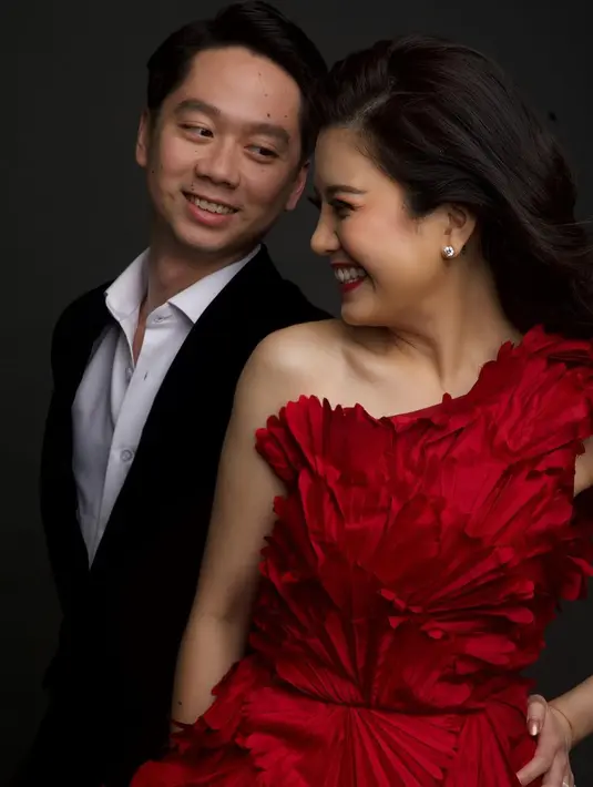 Potret prewedding Valencia Tanoesoedibjo dan Kevin Sanjaya yang memesona. Valencia mengenakan gaun asimetris berwarna merah merona dengan detail crepe. Foto: Instagram.