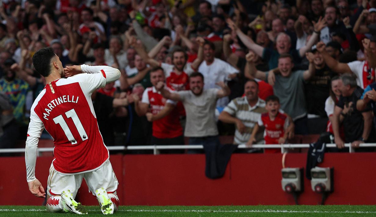 Pemain Arsenal, Gabriel Martinelli merayakan gol kemenangan timnya atas Manchester City di depan para pendukung pada laga lanjutan Liga Inggris 2023/2024 yang berlangsung di Emirates Stadium, London, Inggris, Minggu (08/10/2023) malam WIB. Gol tersebut membawa The Gunners menang 1-0. (AFP/Adrian Dennis)