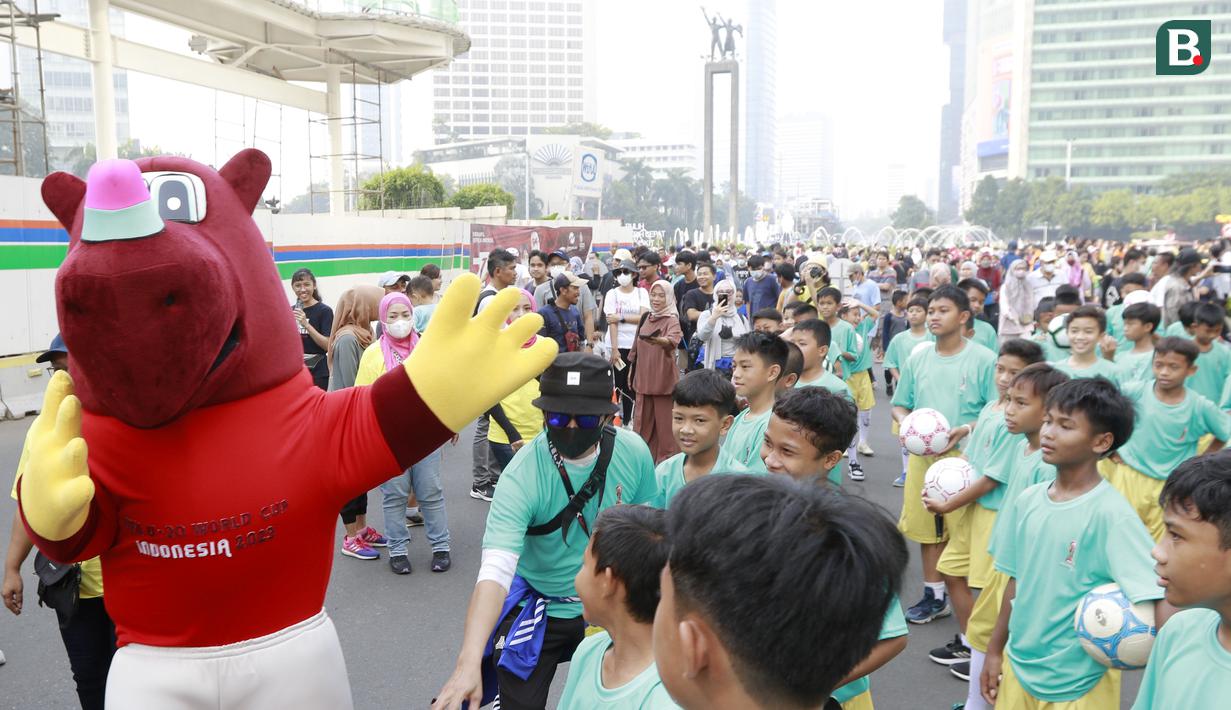 Bacuya menyapa anak-anak saat melakukan pawai maskot Piala Dunia U-20 2023 di Bundaran HI, Jakarta. (Bola.com/M Iqbal Ichsan)