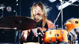 Drummer Foo Fighters Taylor Hawkins tampil pada pemutaran perdana Studio 666 di Fonda Theatre, Hollywood, Los Angeles, California, Amerika Serikat, 16 Februari 2022. Kabar meninggalnya Hawkins dikonfirmasi Foo Fighters lewat akun twitter mereka, 26 Maret 2022 WIB. (Rich Fury/Getty Images/AFP)
