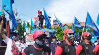 Sebanyak 500 buruh dari DPD FSP LEM SPSI Jawa Timur melakukan aksi unjuk rasa tolak Undang-Undang Cipta Kerja (UU Cipta Kerja), Kamis, (22/10/2020). (Foto: Liputan6.com/Dian Kurniawan)