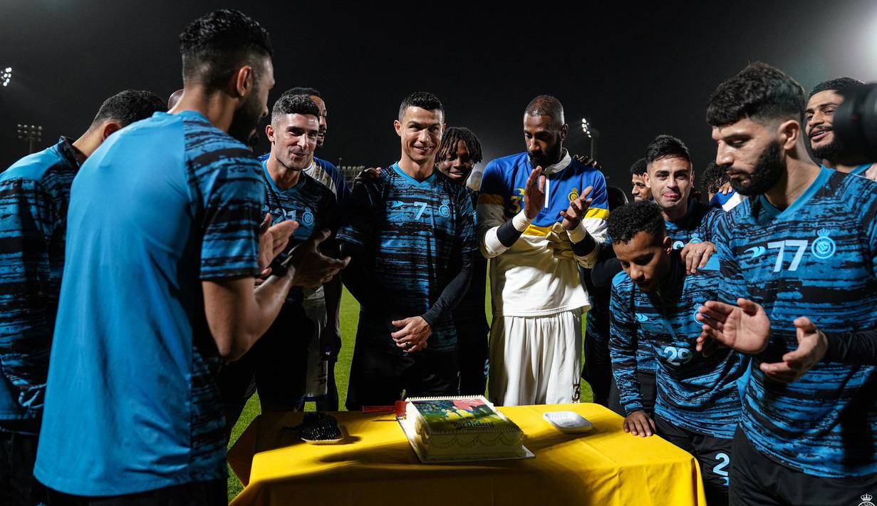 Dalam sebuah sesi latihan, Cristiano Ronaldo (tengah) mendapat kejutan dari klub dan rekan-rekannya. Ia mendapat kue saat berlatih dan foto bersama di tengah lapangan. (Twitter/Al Nassr FC)