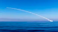 Kapal selam Krasnodar menembakan rudal jelajah Kalibr untuk menggempur ISIS dan peralatan tempurnya di dekat kota Palmyra, Suriah pada 31 Mei 2017.  Penembakan di lakukan dari Laut Mediterania. (Russian Defence Ministry Press Service photo via AP)