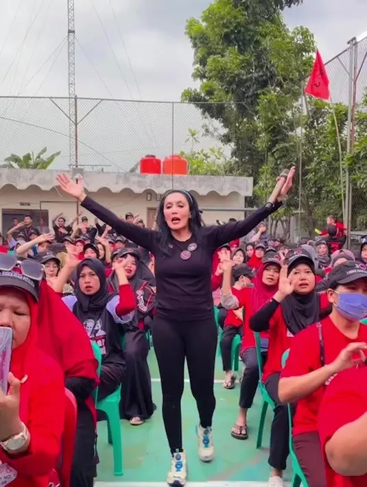 "Saya udah bilang 50 tahun ini tidak ada kata pesimis, tetap optimistis, termasuk menuju ke pelaminan saya siap kapan pun juga, masalahnya sama siapa?," tutur Rieke Diah Pitaloka di Kawasan Ampera, Jakarta Selatan belum lama ini seperti dilansir dari inews. [Instagram/riekediahp]