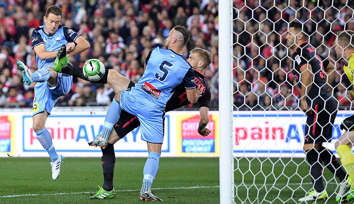 Proses terjadinya gol pertama Arsenal yang dicetak Per Mertesacker ke gawang Sydney FC pada laga persahabatan di Stadion ANZ, Sydney, Kamis (13/7/2017). Arsenal menang 2-0 atas Sydney FC. (EPA/Dan Himbrechts)