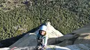 Selah Schneiter saat memanjat tebing El Capitan di Taman Nasional Yosemite, California, Amerika Serikat, 10 Juni 2019. Rekor Selah kemungkinan tidak bertahan lama karena sang adik yang masih berusia tujuh tahun akan mengikuti jejaknya. (Michael Schneiter via AP)