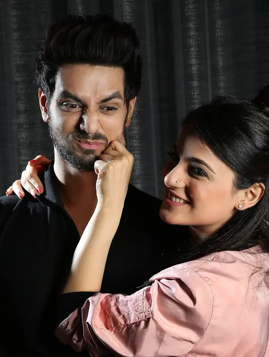 Ditemui di hotel Pullman, Jakarta Barat, satu hari sebelum acara Meet and Greet berlangsung, bintang Bollywood ini menceritakan ketakjubannya saat tiba di Bandara Soekarno-Hatta dan melihat antusias fansnya yang tinggi. (Bambang E. Ros/Bintang.com)