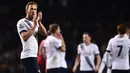 Penyerang Tottenham Hotspur, Harry Kane memberikan salam applauds kepada fans  usai bermain imbang lawan West Bromwich pada lanjutan Liga Inggris di Stadion White Hart Lane, London, Selasa (26/4/2016) dini hari WIB. (AFP/Ben Stansall)