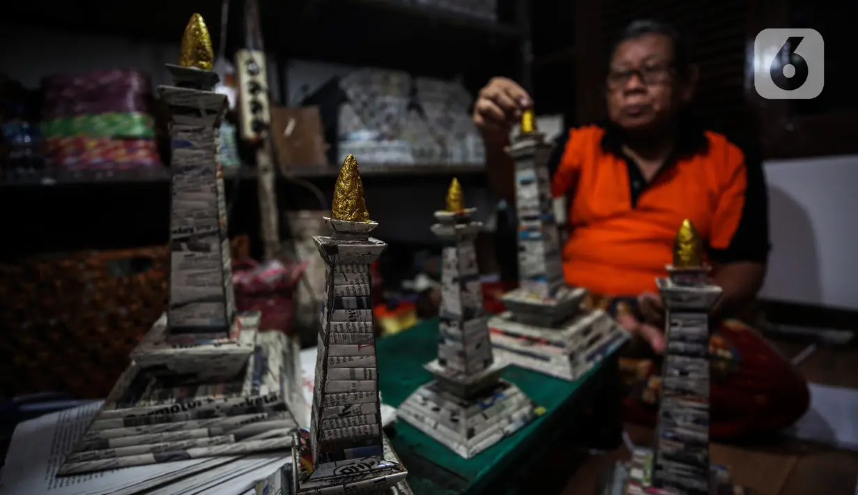 Sugito (68) menyelesaikan pembuatan miniatur Monas dari kertas koran bekas di Bank Sampah Tri Alam Lestari, Pesanggrahan, Jakarta Selatan, Rabu (9/6/2021). Pengolahan Kertas bekas itu dikumpulkan melalui bank sampah yang dikelola putrinya. (Liputan6.com/Johan Tallo)