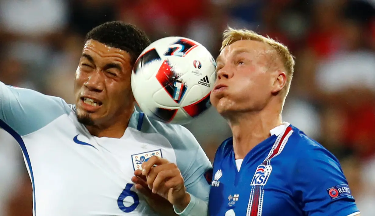 Mimik lucu pemain Inggris, Chris Smalling dan pemain Islandia, Kolbeinn Sigthorsson saat berduel pada babak 16 besar di Stade de Nice, Nice, Prancis, Selasa (28/6/2016) dini hari WIB. Inggris kalah 1-2. (REUTERS/Michael Dalder)     