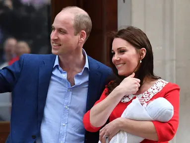Pangeran William dan Kate Middleton memperkenalkan anak ketiga mereka sebelum meninggalkan Rumah Sakit St Mary's di London, Senin (23/4). Seusai proses persalinan, Kate dan William menyapa publik dan media yang sudah menunggu. (AFP/ Ben STANSALL)