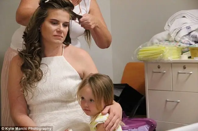 Ibunda Paige saat bersiap di sebelah ranjang anaknya yang kritis. (Sumber Foto: Dailymail)