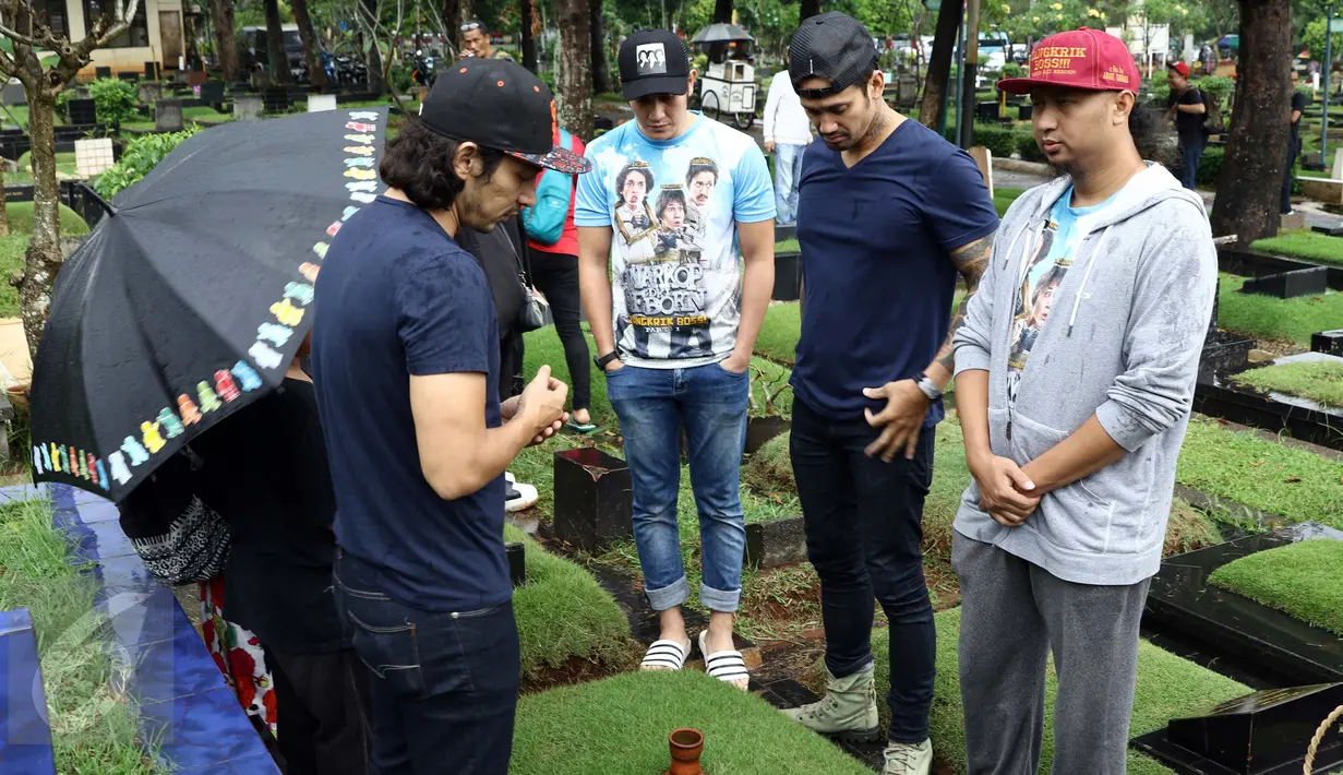 Pemain film Warkop DKI Reborn, Abimana Aryasatya, Vino G Bastian dan Tora Sudiro berziarah makam almarhum Dono di TPU Tanah Kusir, Bintaro, Jakarta, Sabtu (27/8). Mereka keliling bersilaturhami ke rumah keluarga almarhum. (Liputan6.com/Helmi Afandi)