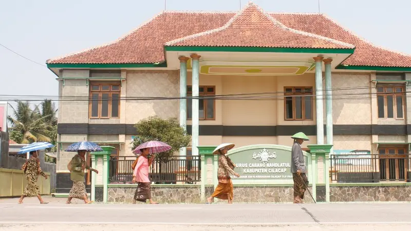 Ritual lampah dalam rangkaian tradisi pudunan komunitas Islam Kejawen, yakni jalan kaki dari Desa Kalikudi ke Daun Lumbung, Cilacap. (Foto: Liputan6.com/Muhamad Ridlo)