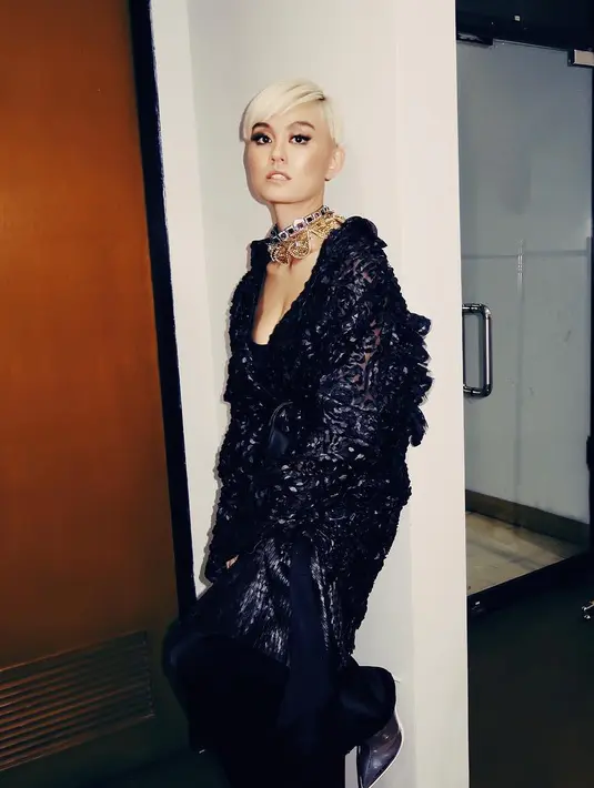 Meskipun berganti gaya rambut, aura kecantikan pelantun tembang Damn I Love You ini seakan tidak pernah luntur. (Foto: instagram.com/agnezmo)